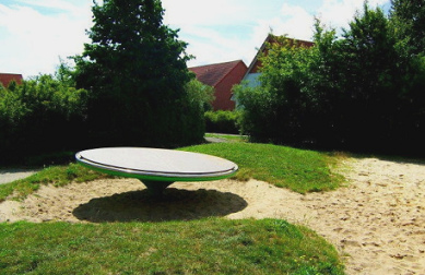 Carrusel de balanc�n en un parque
                                infantil de Landgraben en Halberstadt,
                                Alemania