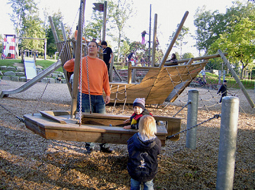 Barco peque�o
                              oscilante en el parque Herminghaus en
                              Velbert (regi�n de Wuppertal), Westfalia,
                              Alemania
