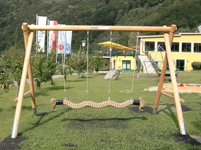 Columpio largo 02 con
                              una cuerda gruesa y con cuerdas medias, y
                              al fondo con una estera protector para el
                              c�sped, Schloegen, Austria