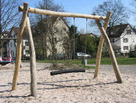 Columpio
                              largo 03 con un tronco de madera con
                              cuerdas medias, con un piso de arena, en
                              Hebsacker en la regi�n de Emsland,
                              Alemania