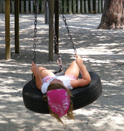 Columpio de neum�tico 13,
                                        una chica se relaja en un
                                        columpio de neum�tico, Sea Pines
                                        Resort, South Carolina en los
                                        Estados Criminales con guerras
                                        sin fin