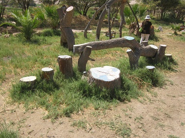 Bolardos para
                                                    saltar 02 con un
                                                    tronco para
                                                    balancear, en la
                                                    granja de Hari
                                                    Krishna "Eco
                                                    Truly" en el
                                                    valle Lluta cerca de
                                                    Arica en Chile