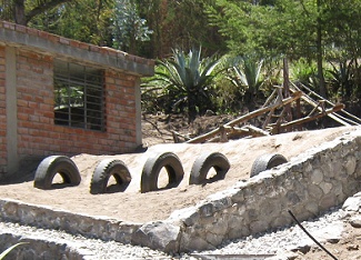 Saltar en
                                                    neum�ticos 01 en la
                                                    escuela de
                                                    "Kitawa"
                                                    en Salasaca en
                                                    Ecuador