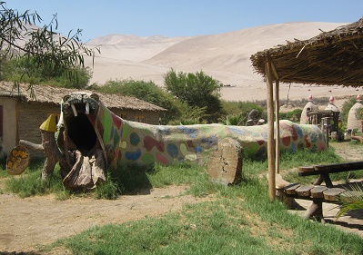 Serpiente de
                                                    juego 02 hecho de un
                                                    tronco, vista
                                                    frontal, en la
                                                    granja Hari Krishna
                                                    "Eco
                                                    Truly" en el
                                                    valle Lluta cerca de
                                                    Arica en Chile