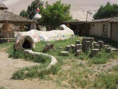 Serpiente de
                                                    juego 03 hecho de un
                                                    tronco, vista de
                                                    atr�s, en la granja
                                                    Hari Krishna
                                                    "Eco
                                                    Truly" en el
                                                    valle Lluta cerca de
                                                    Arica en Chile