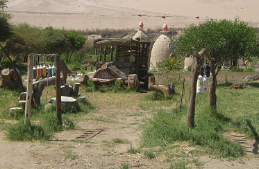 Xil�fonos de
                                                    botella en un parque
                                                    infantil de la
                                                    granja de Hari
                                                    Krishna "Eco
                                                    Truly" en el
                                                    valle Lluta cerca de
                                                    Arica en Chile