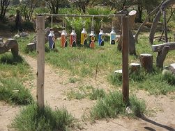 Xil�fono de botellas 01
                                            en la granja de Hari Krishna
                                            "Eco Truly" en el
                                            valle Lluta cerca de Arica
                                            en Chile "Eco
                                            Truly" in Lluta Valley
                                            near Arica in Chile