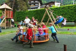 Carrusel
                                          peque�o 03 en el Oberland
                                          bern�s con ni�os jugando