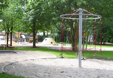 Carrusel grande
                                                    02 con cuerdas y
                                                    asientos en
                                                    Fuhrenkamp en
                                                    Langenhagen,
                                                    Alemania
