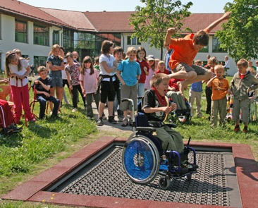 Trampol�n 17,
                                                  sumergible rectangular
                                                  en la escuela de
                                                  Rohrdorf, regi�n de
                                                  Rosenheim, Alemania