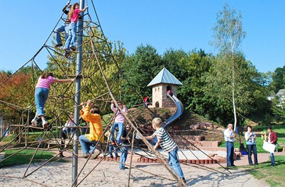 Trepar 5a:
                                                  pir�mide de trepa con
                                                  cuerdas, ciudad de
                                                  Hornbach,
                                                  Renania-Palatinado,
                                                  Alemania