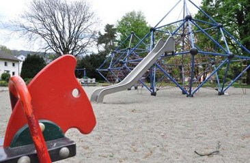 Trepar 09a:
                                                    pir�mide de trepa
                                                    con un tobog�n en el
                                                    pasaje Max Halbe en
                                                    Lindau, Baviera,
                                                    Alemania