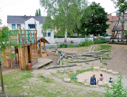 Troncos para
                                                  balancear 02: es un
                                                  conjunto de troncos en
                                                  el parque infantil
                                                  "Biberburg"
                                                  ("castillo del
                                                  castor") en
                                                  Dresden, Alemania