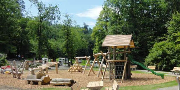 Locomotora en madera en un parque
                            infantil en el Uetliberg ("monta�a
                            Uetli") en la regi�n de Zurich, Suiza