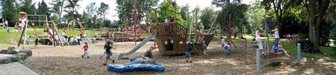Un barco grande con un
                                        barco balanc�n en el parque
                                        Herminghaus en Velbert (regi�n
                                        de Wuppertal), Alemania