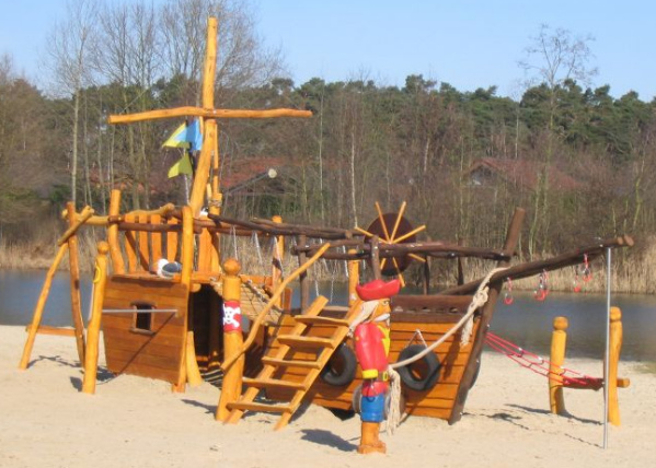 Barco en una regi�n de
                                        vacaciones al borde de los
                                        Haddorfer Seen ("Lagos
                                        Haddorf") en Wettringen,
                                        regi�n de Muenster, Westfalia,
                                        Alemania, vista lateral