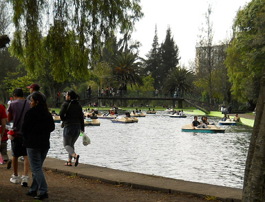 Aguas 01: circuito de agua con barcos
                              pedalos (velomares) en el parque Carolina,
                              Quito, Ecuador