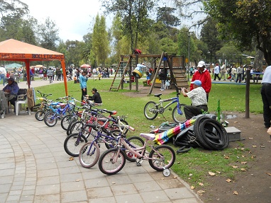 Bicicleta 01: alquilar una bicicleta
                              de ni�o 01 con un puesto de refacciones al
                              lado en el parque Ejido en Quito, Ecuador