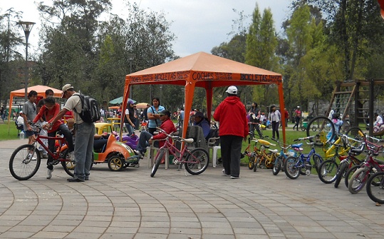 Bicicleta 02: alquilar una bicicleta
                              de ni�o 02 tambi�n con bicicletas para
                              juveniles en el parque Ejido en Quito,
                              Ecuador