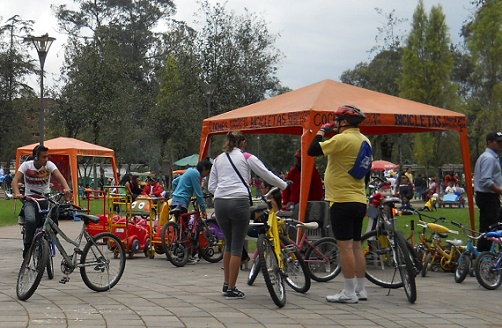 Bicicleta 03: alquilar una
                                        bicicleta tambi�n para adultos
                                        01 en el parque Ejido en Quito,
                                        Ecuador
