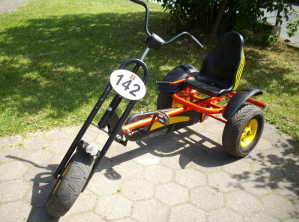 Manejar un coche de pedales 13, un
                            coche como una Harley, Goehren-Lebbin,
                            Alemania
