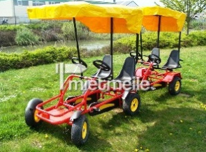 Manejar un coche de pedales 18, con
                            remolque y con techo, p�gina web:
                            Mietmeile.de, Alemania