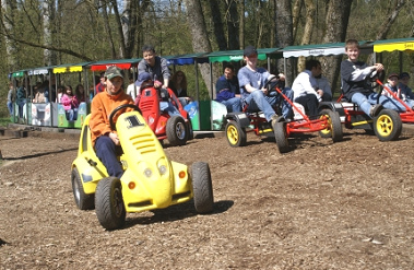 Manejar un coche de
                            pedales 21, en el parque de atracciones
                            "Seeteufel" ("Diablo del
                            Lago") en Studen cerca de Bienne,
                            Suiza