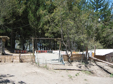 Campo de f�tbol con una baranda pintada
                            en la escuela "Kitawa" en
                            Salasaca, Ecuador