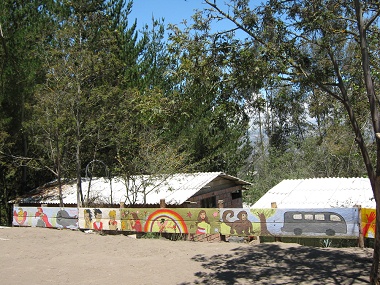 Campo de f�tbol con una baranda pintada
                            en la escuela "Kitawa" en
                            Salasaca, Ecuador