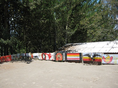 Campo de f�tbol con una baranda pintada
                            en la escuela "Kitawa" en Salasaca
                            04, Ecuador