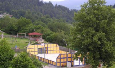 Campo de f�tbol
                            con barandas laterales en Prackenbach,
                            Baviera, Alemania