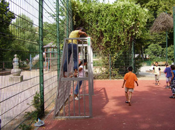 Campo de f�tbol
                            encercado para ni�os y juveniles, plaza
                            Reuter en el distrito de Neukoelln en
                            Berl�n