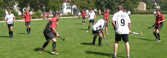 Hockey en un c�sped con
                          hombres, MSV Bautzen, sin guantes