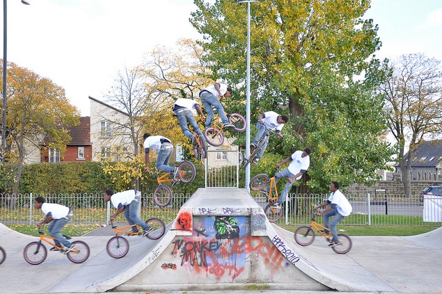 Patinaje 04: ir de bicicleta con una
                          vuelta de 360 grados, distrito de Horfield en
                          Bristol, Inglaterra