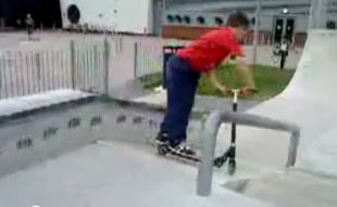 Patinaje 12 con patinete haciendo una
                          vuelta de 180 grados, distrito de Horfield en
                          Bristol, Inglaterra