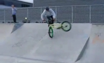 Patinaje 14: ir de bicicleta con una
                          vuelta de 180 grados 02, parque Horfield en
                          Bristol, Inglaterra