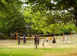 Voleibol
                        en un c�sped en el parque de Dammweg en el
                        distrito de Neukoelln en Berl�n
