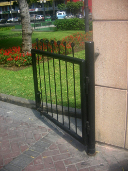 Eingangstor 03 zum
                          Kennedy-Park in Lima-Miraflores, Peru