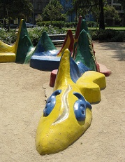 Fantasie 02: Vulkanschlange als
                                    Sitzbank um eine Palme im
                                    Brasilien-Park (parque Brasil) in
                                    Santiago in Chile