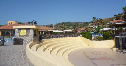 Amphitheater am Hotel
Villaggio Robinson Torre Ruffa in Ricadi Vibo
Valentia, Süditalien Amphitheater am Hotel Villaggio Robinson
Torre Ruffa in Ricadi Vibo Valentia,
Süditalien
