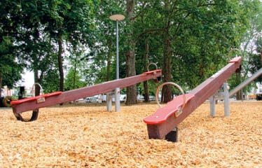 Wippe 02 aus Holz mit
                            Gummipuffern auf einem S�gemehlboden,
                            Claramatte-Park, Basel