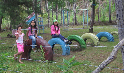 Reifenspringen 02 mit farbig
                              angemalten Reifen in verschiedenen
                              Gr�ssen, Tsachopen, Region Oxapampa, Peru