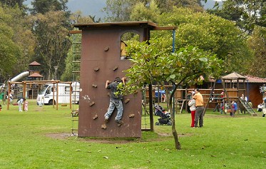 Klettern 11: Kletterwand im
                              Ejido-Park (parque Ejido) in Quito,
                              Ecuador