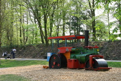 Echte Dampfwalze auf
                              dem Spielplatz von Alsdorf bei Aachen,
                              NRW, Deutschland