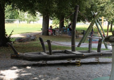 Schiff auf Spiralfedern,
                                        Spielplatz Reichenfeld,
                                        Feldkirch, �sterreich