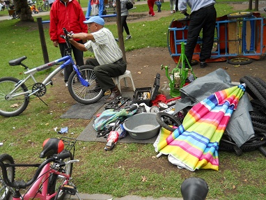 Fahrradreparatur 02 im Ejido-Park
                                in Quito, Ecuador